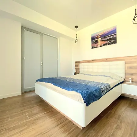 Ilaria-endless Summer Mamaia Nord *